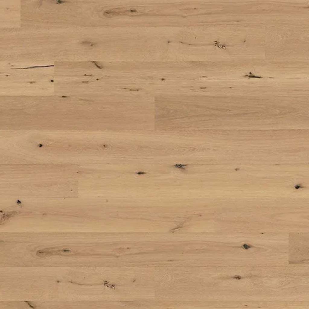 Gebürstete Oberfläche des Parketts mit fühlbar ausgearbeiteter Holzmaserung in Nahaufnahme