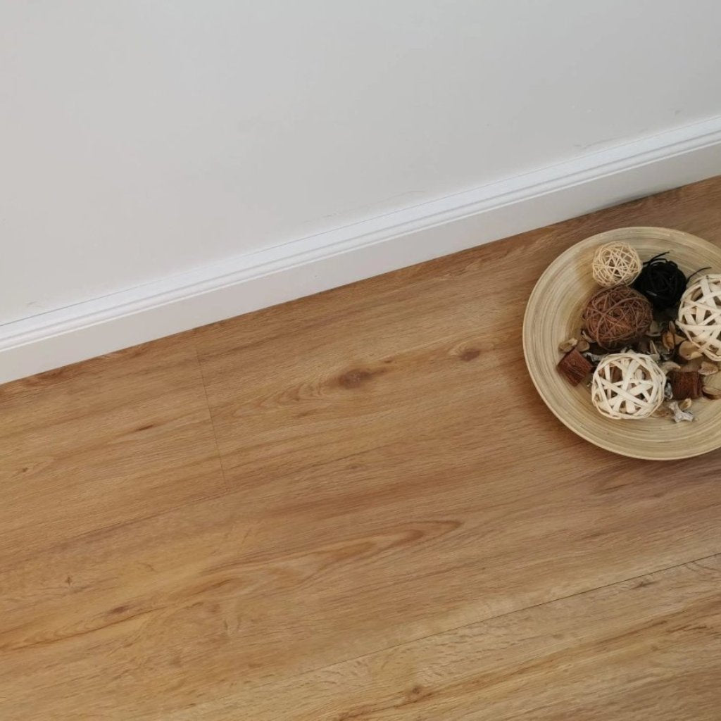 Einzelne Klebe Vinyl Diele in Eiche gebürstet hell – Langhausdiele mit
natürlicher Holzmaserung und gebürsteter Oberflächenstruktur, zeigt die
authentische Eichen-Optik und warme, helle Farbnuancen. - Floor4all