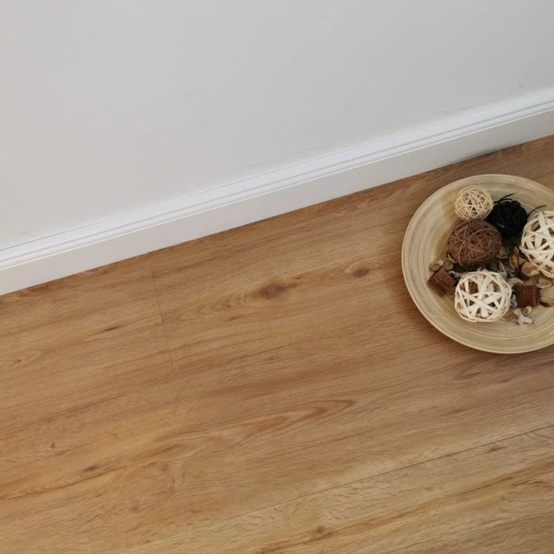 Einzelne Klebe Vinyl Diele in Eiche gebürstet hell – Langhausdiele mit
natürlicher Holzmaserung und gebürsteter Oberflächenstruktur, zeigt die
authentische Eichen-Optik und warme, helle Farbnuancen. - Floor4all