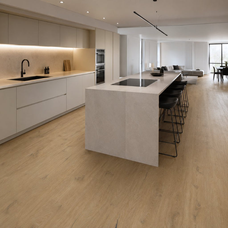 Moderne Küche mit Prime Oak Lech Klebevinylboden in Landhausdielenoptik, helle Einbauküche, Kochinsel mit Barstühlen - Floor4all
