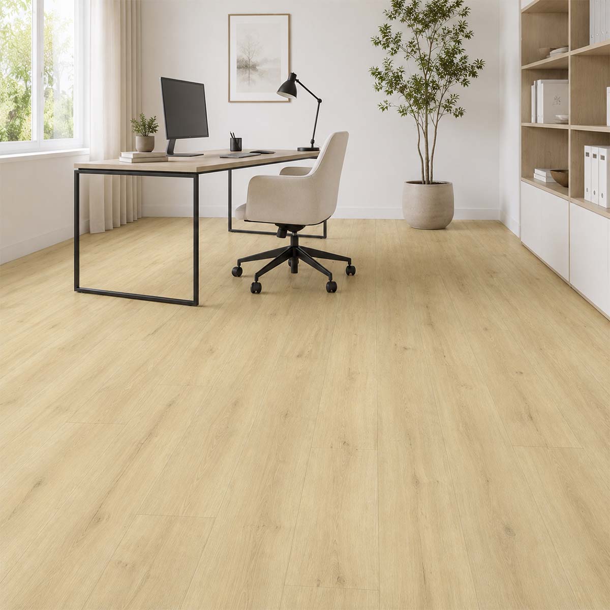 Klick Vinyl Eiche Matt mit Trittschalldämmung in einem modernen Arbeitszimmer mit Schreibtisch, Bürostuhl, Regal und großer Zimmerpflanze