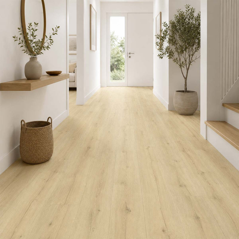 Klick Vinyl Eiche Matt mit Trittschalldämmung in einem hellen Flur mit Wandkonsole, Spiegel, Treppe und natürlicher Dekoration