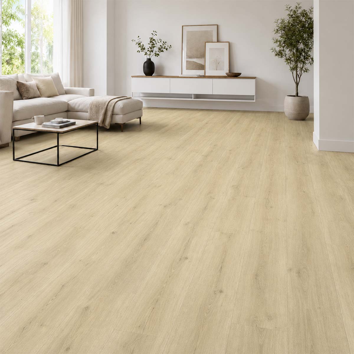 Klick Vinyl Eiche Matt mit Trittschalldämmung in einem hellen Wohnzimmer mit weißem Sofa, großen Fenstern und moderner Einrichtung