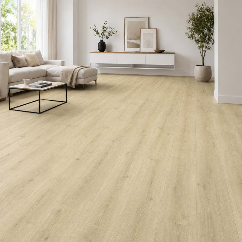 Klick Vinyl Eiche Matt mit Trittschalldämmung in einem hellen Wohnzimmer mit weißem Sofa, großen Fenstern und moderner Einrichtung