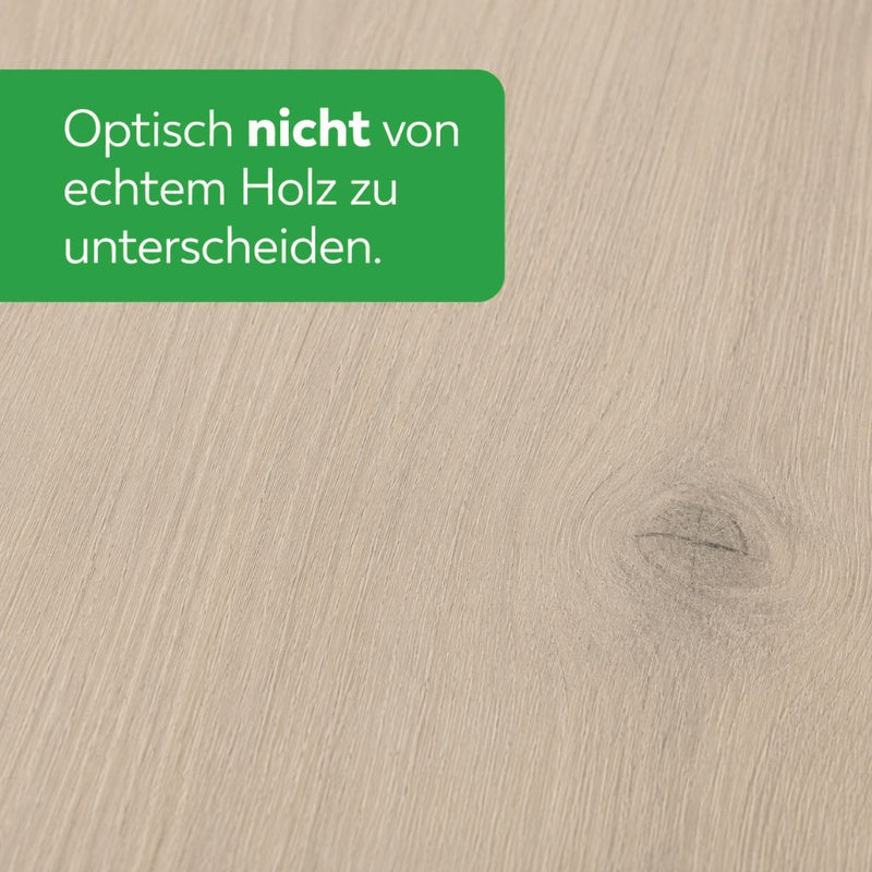 Nahaufnahme der Holzmaserung von Klick Vinyl Eiche Ales mit grünem Text-Overlay: 'Optisch nicht von echtem Holz zu unterscheiden. - Floor4all