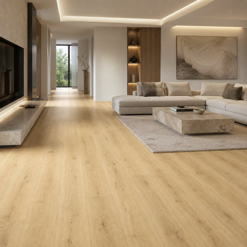 Klick Vinyl Eiche Borgen hell im modernen Wohnzimmer mit Sofa, Couchtisch aus Stein und Wandbild in Beigetönen - Floor4all
