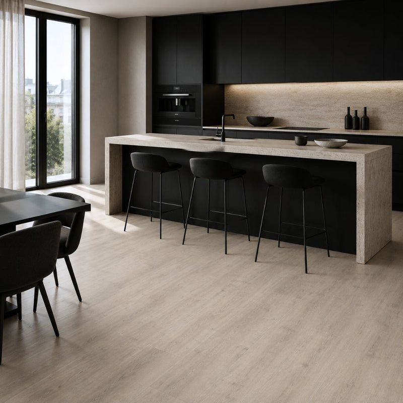 Klick Vinyl Eiche Polarium in moderner Küche mit schwarzer Insel – helle Landhausdielen-Optik, pflegeleicht & rutschhemmend von Floor4all