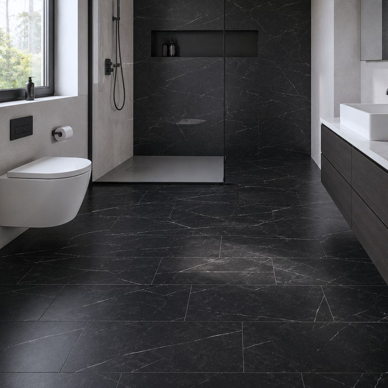 Modernes Badezimmer mit Dubai Dark Stone Vinylboden in schwarzer Marmor-Fliesenoptik – elegante Marmorierung mit weißen Adern, großflächige Fliesen, weiße Toilette, schwarze Duschkabine, minimalistisches Design von Floor4all