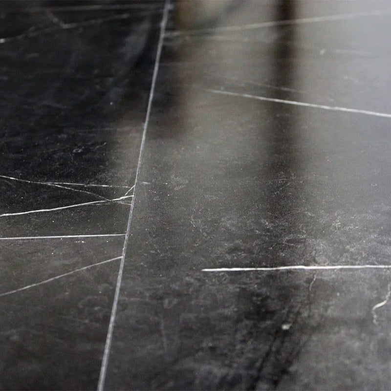 Nahaufnahme Dubai Dark Stone Fliesenoptik – authentische Marmor-Struktur mit weißen Marmoradern, realistische Fugenlinen, dunkler Fliesenboden mit charaktervoller Maserung, hochwertige Oberflächenverarbeitung von Floor4all