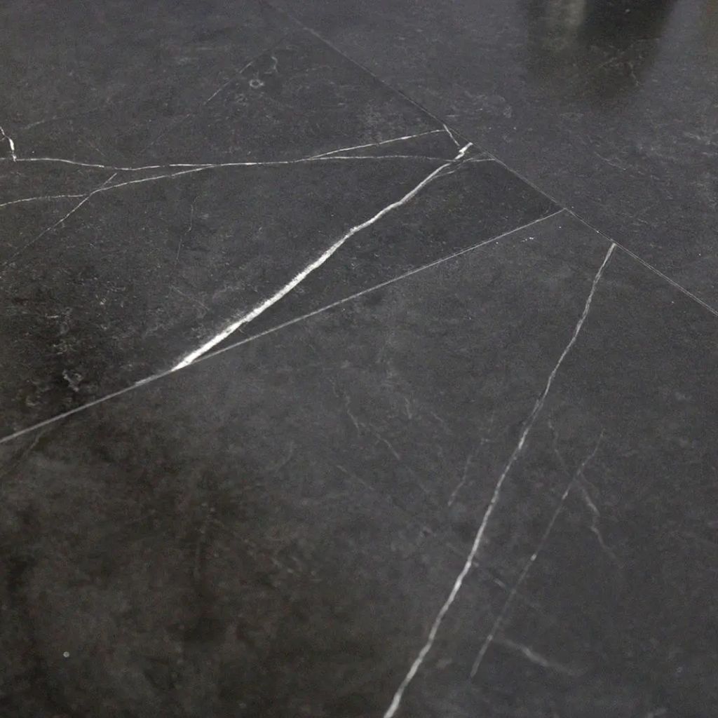 Oberflächendetail Dubai Dark Stone Vinylboden – charaktervolle Marmor-Maserung mit weißen Adern, authentische Marmorstruktur, tiefe schwarze Farbtöne, hochwertige Oberflächentextur, Fliesenoptik in Detailansicht von Floor4all