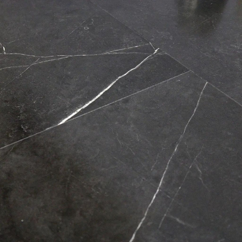 Oberflächendetail Dubai Dark Stone Vinylboden – charaktervolle Marmor-Maserung mit weißen Adern, authentische Marmorstruktur, tiefe schwarze Farbtöne, hochwertige Oberflächentextur, Fliesenoptik in Detailansicht von Floor4all
