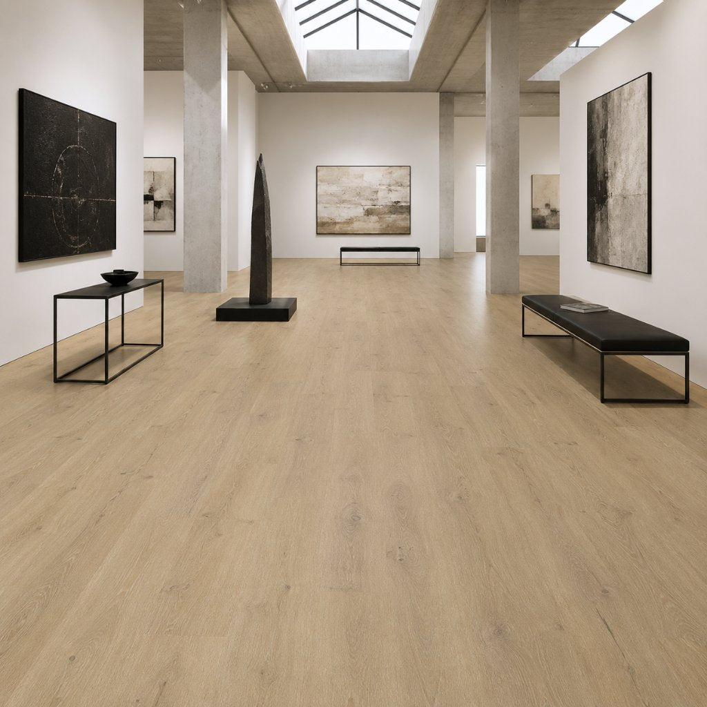 Moderne Galerie mit Prime Oak 50-05 Neckar Vinylboden - großzügige, helle Raumwirkung von Floor4all