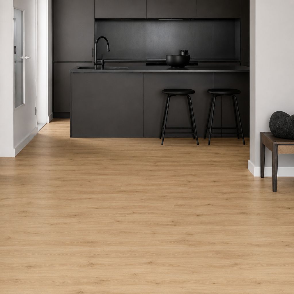 Moderne schwarze Küche mit hellem Holzoptik Vinylboden – 100% wasserfest und ideal für Feuchträume. Klick-Vinyl Sunrise Edge GT mit Trittschalldämmung von Floor4all