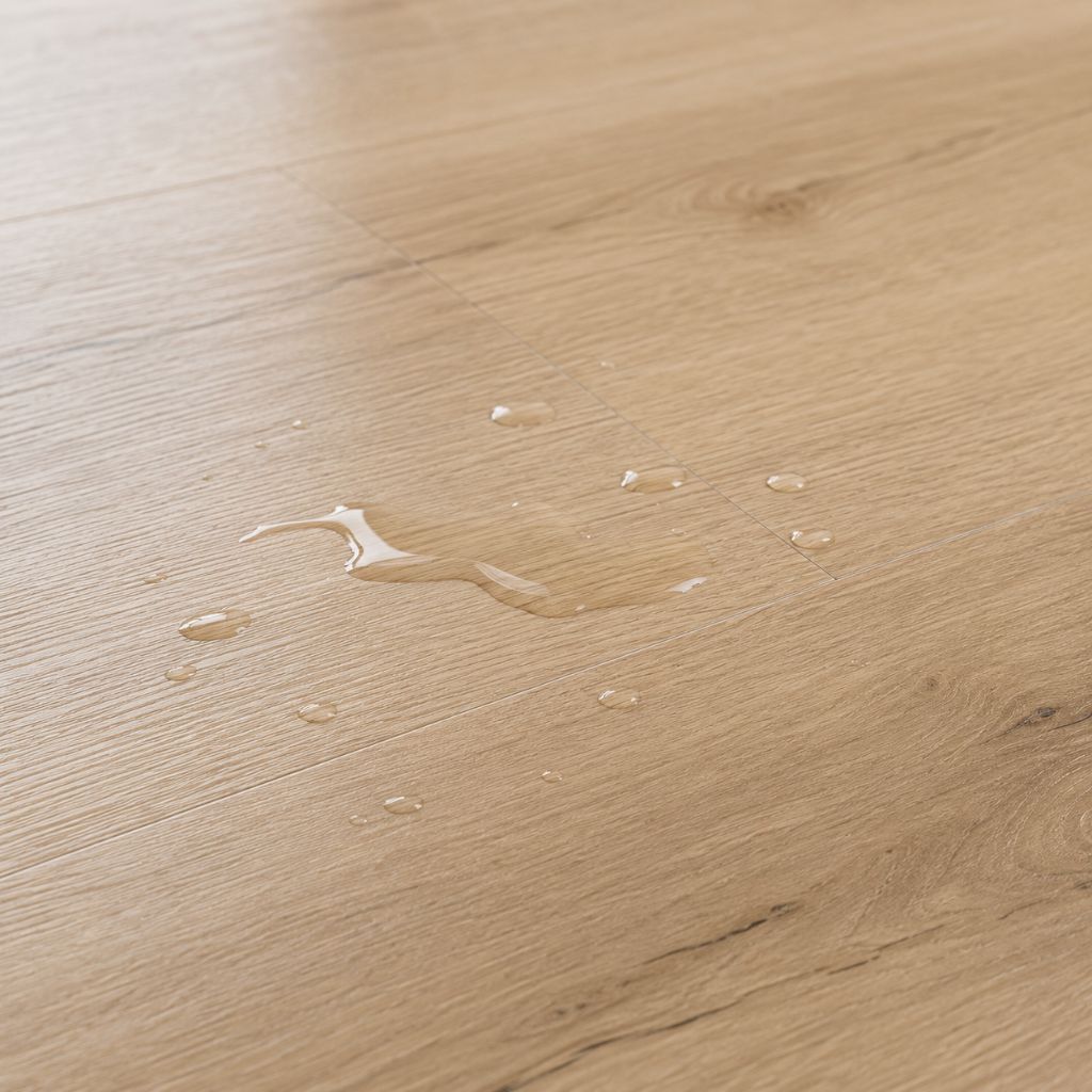 Wassertropfen perlen auf dem hellen Vinylboden ab – demonstriert die 100-prozentige Wasserfestigkeit des Materials. Klick-Vinyl Rigid SPC Sunrise Edge GT von Floor4all
