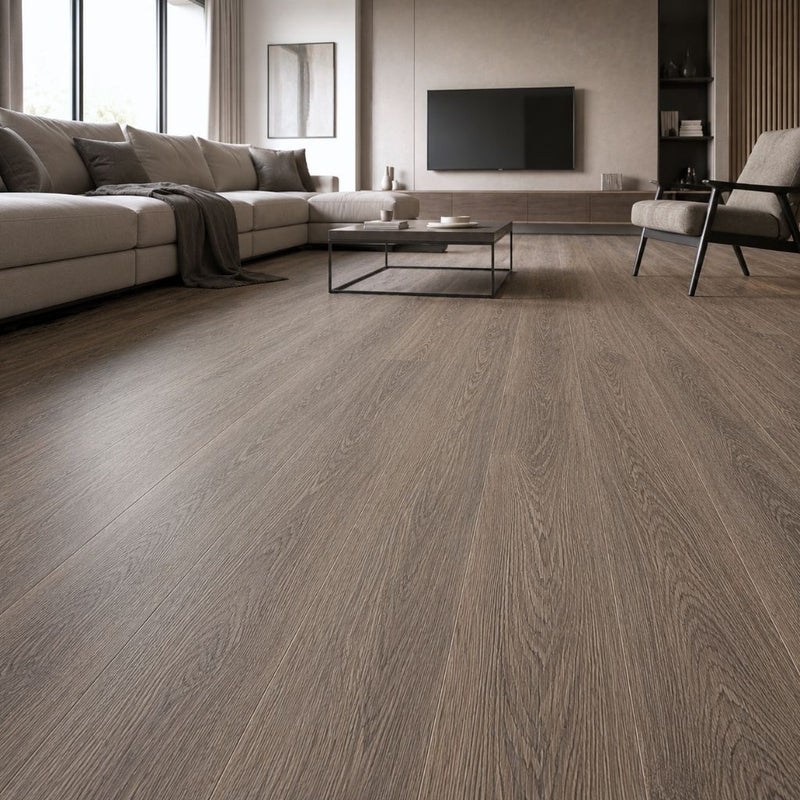 Moderner Wohnraum mit Klick Vinylboden Eiche Jane – dunkelgraue Holzoptik, cremefarbenes Sofa, elegantes Design. Klick Vinylboden Eiche Jane mit Trittschalldämmung von Floor4all