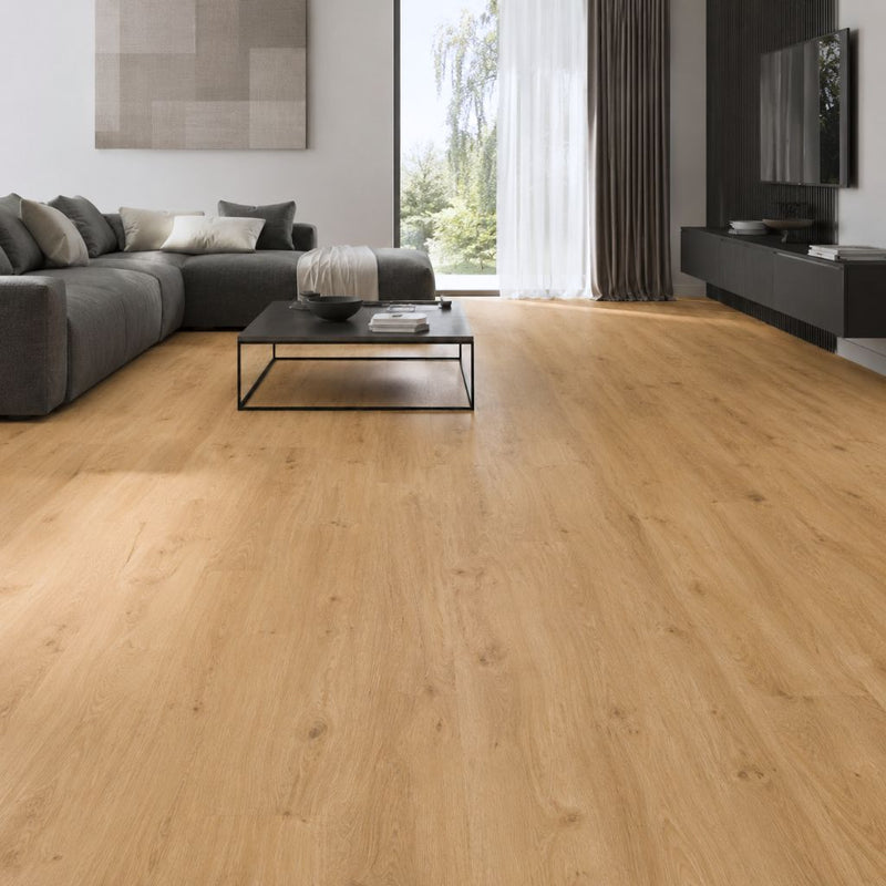 Klick-Vinylboden Eiche Releg gebürstet mit Trittschalldämmung in modernem Wohnzimmer mit grauer Couch und Couchtisch von Floor4all