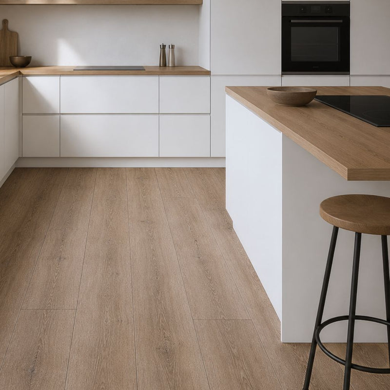 Küche mit Klick Vinylboden Tanne Eiche – warme Holzoptik, weiße Schränke, moderne Gestaltung. Klick Vinylboden Tanne Eiche mit Trittschalldämmung von Floor4all