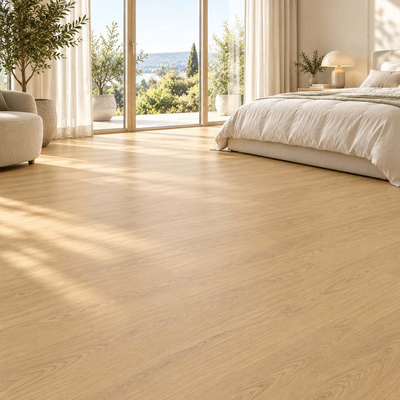 Designboden Berdal Eiche Natur mit Trittschalldämmung in einem hellen Schlafzimmer – Restposten bei Floor4All.