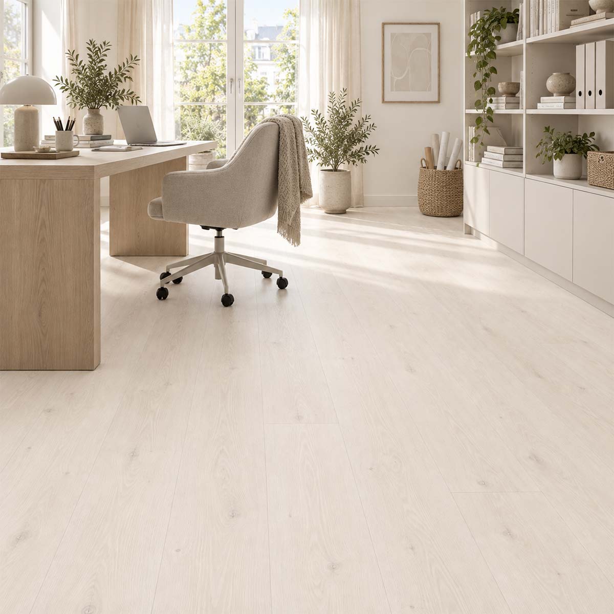 Designboden Camden weiß mit Trittschalldämmung in einem hellen modernen Arbeitszimmer