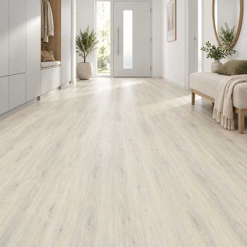 Designboden Decolife Polar Oak mit Trittschalldämmung im hellen Flur mit Sitzbank und Spiegel – Restposten bei Floor4All.