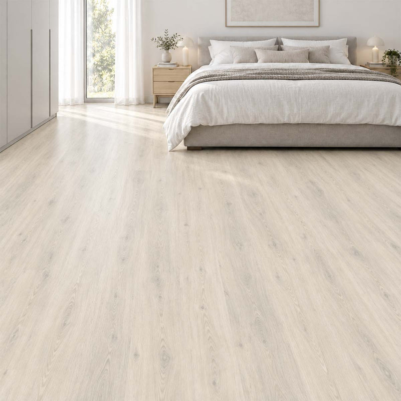 Designboden Decolife Polar Oak mit Trittschalldämmung im Schlafzimmer mit grauem Polsterbett – Restposten bei Floor4All.