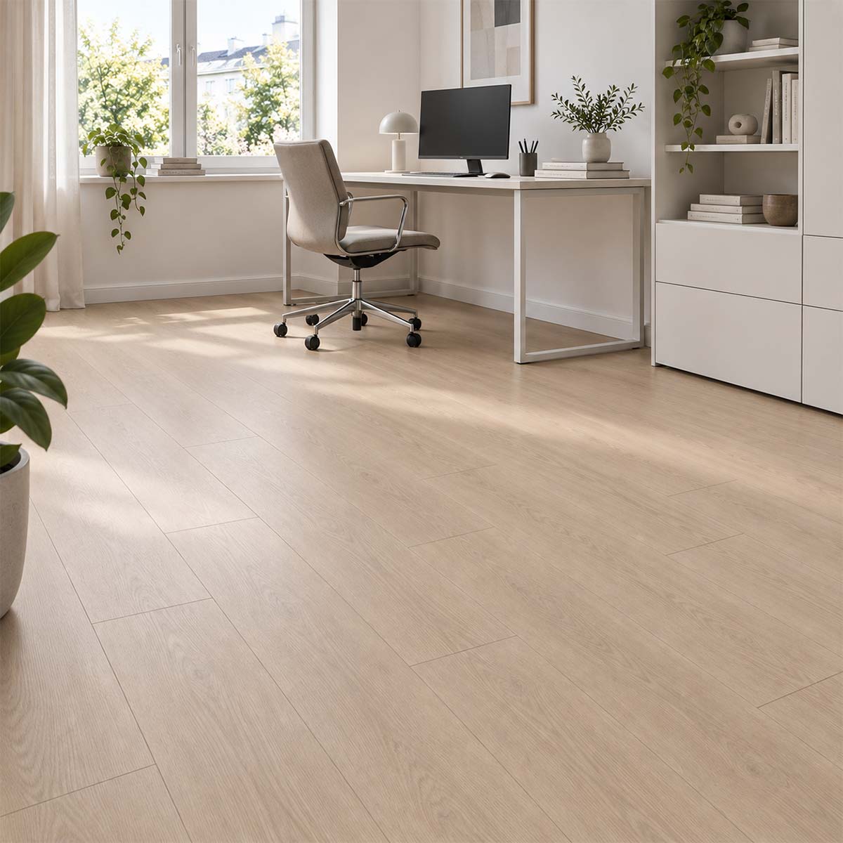 Designboden EGGER Classic Light Victoria Eiche hellbraun in einem hellen Arbeitszimmer mit dezenter Eichenmaserung