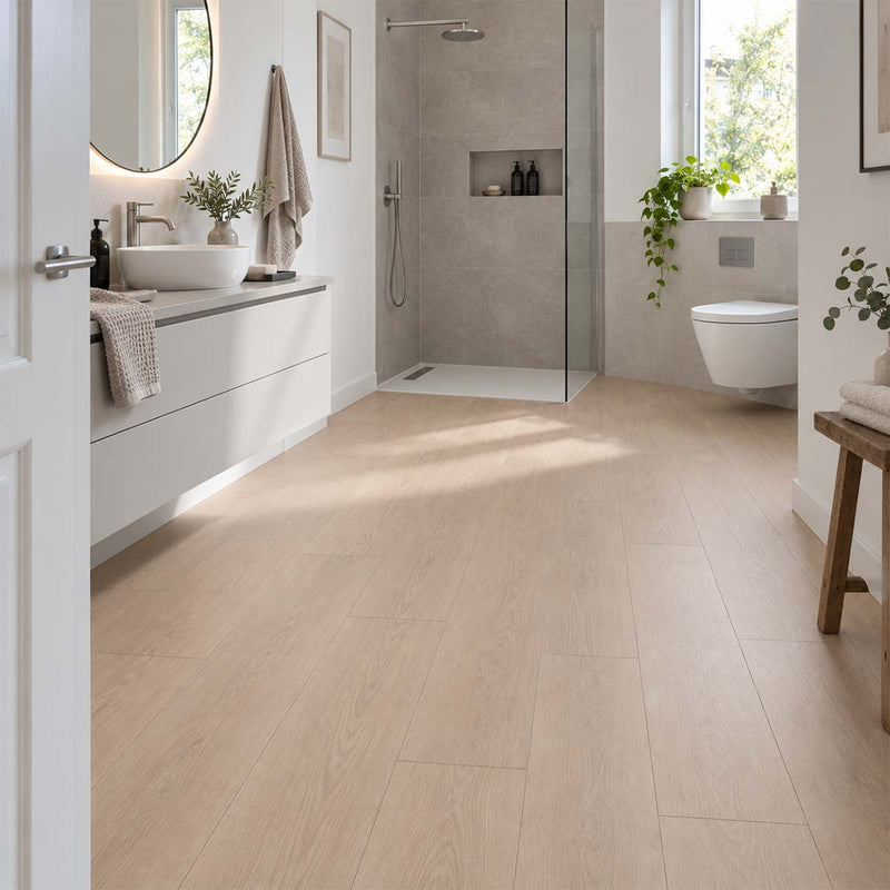 Designboden EGGER Classic Light Victoria Eiche hellbraun in einem modernen Badezimmer mit weiß-grauer Einrichtung