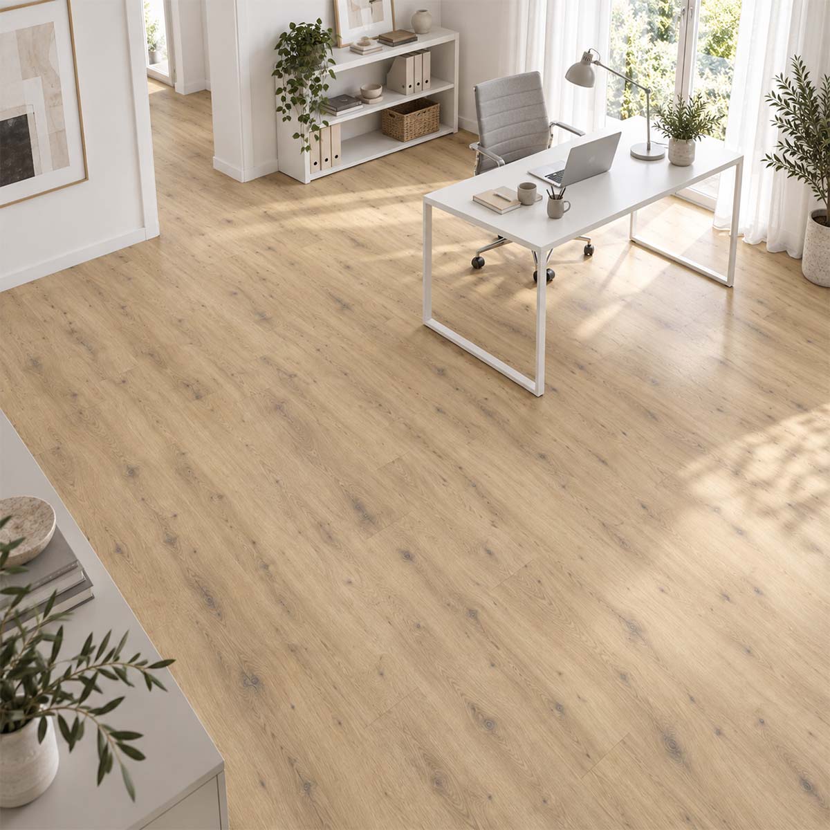 Designboden Nature Oak Country mit Kork Trittschalldämmung in einem freundlichen Arbeitszimmer mit heller Country-Eichenoptik