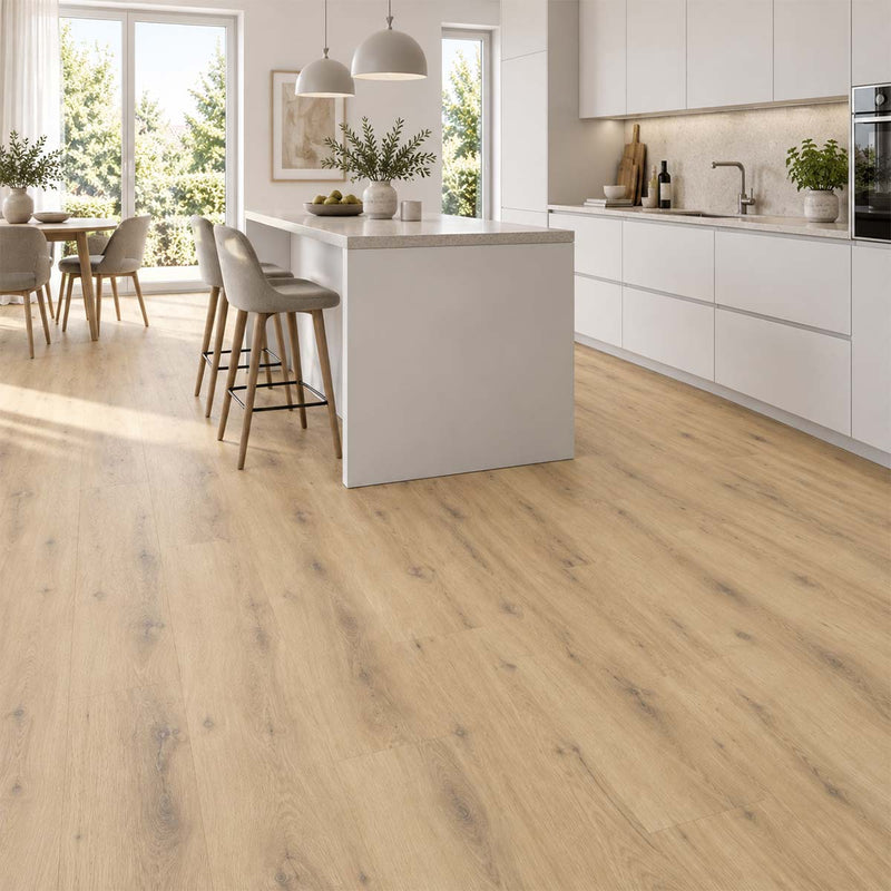 Designboden Nature Oak Country mit Kork Trittschalldämmung in einer modernen weißen Küche mit heller, natürlich gemaserter Eichenoptik