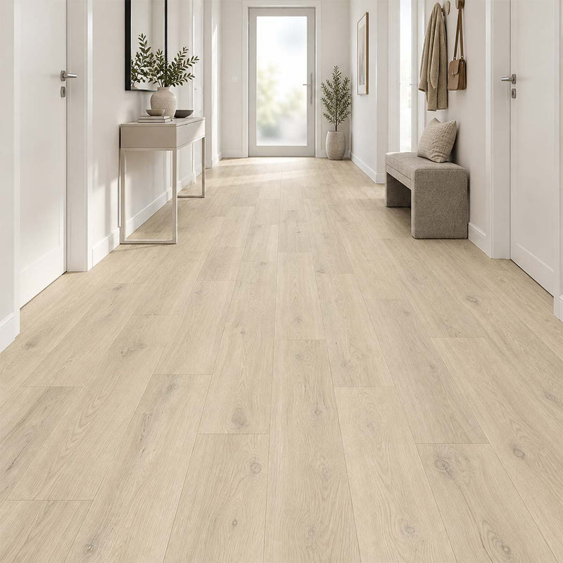 Designboden Naturestyle Pure Ash Oak mit Kork Trittschall im hellen Flur mit Konsole und Sitzbank – Restposten bei Floor4All.