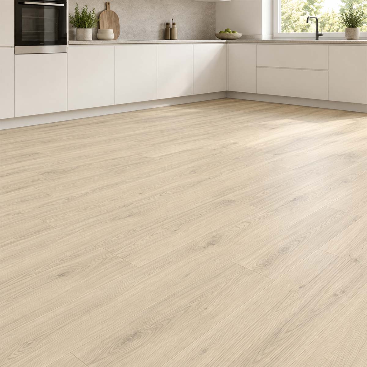Designboden Naturestyle Pure Ash Oak mit Kork Trittschall in einer modernen Küche mit weißen Fronten – Restposten bei Floor4All.
