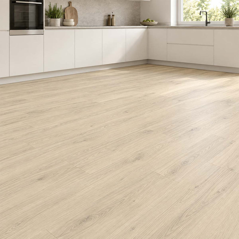 Designboden Naturestyle Pure Ash Oak mit Kork Trittschall in einer modernen Küche mit weißen Fronten – Restposten bei Floor4All.