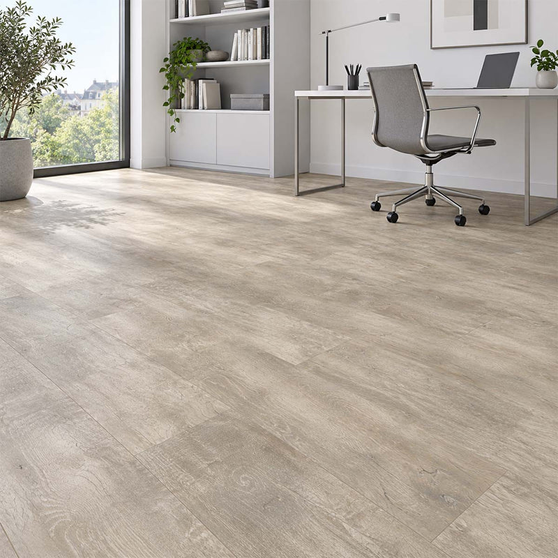 Designboden Vinyl HARO Eiche Monza Grau mit Kork Trittschall in einem hellen Arbeitszimmer