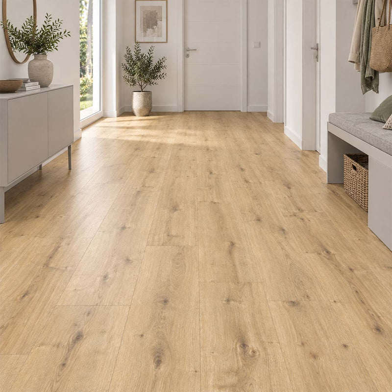 Designboden Westport Eiche hell in einem hellen Flur mit weißer Einrichtung