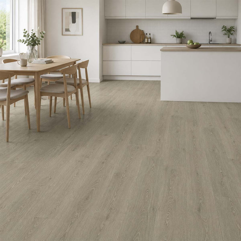 Eiche Verona Landhausdiele Vinylboden Klick in heller Küche mit Essbereich