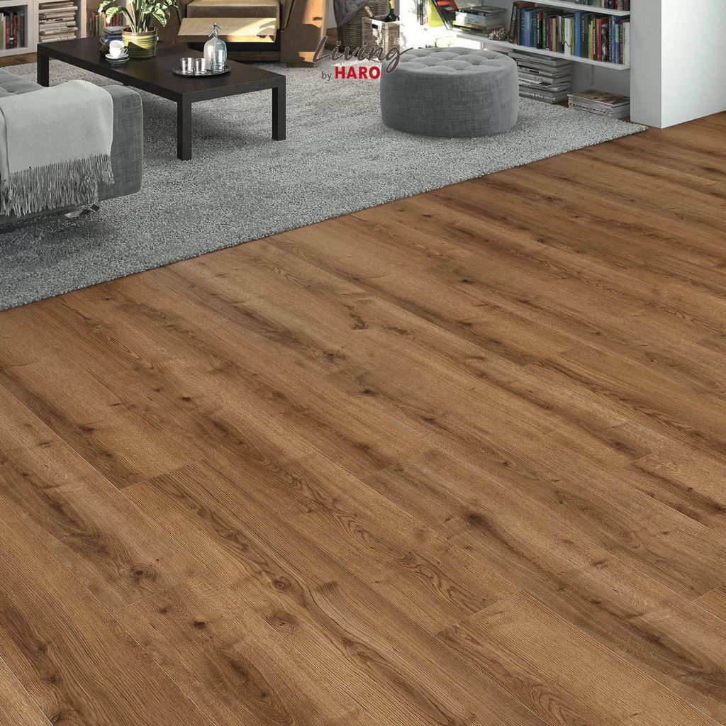 Wohnzimmer mit HARO Designboden Eiche Salerno Natur in warmer, mittelbrauner Eichenoptik von Floor4all