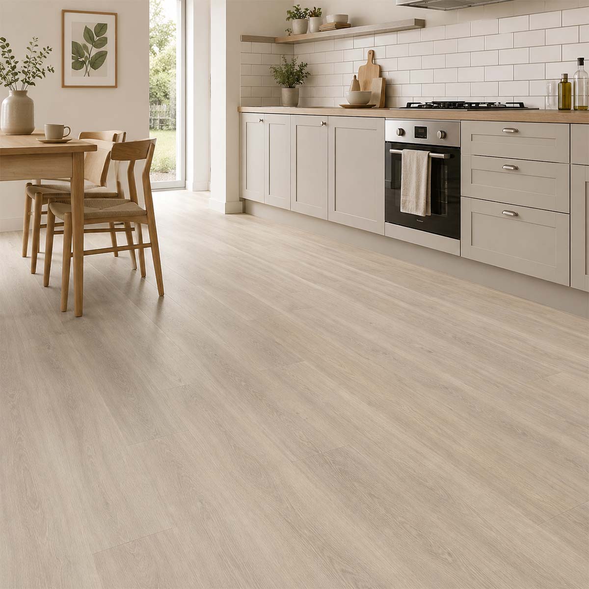 Klebevinyl Eiche Bretagne Glue 2.0 in heller Küche mit Essbereich verlegt