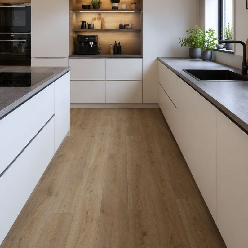 Klebevinyl Eiche Klassik Landhausdiele in warmer Küche mit heller Einrichtung – von Floor4all