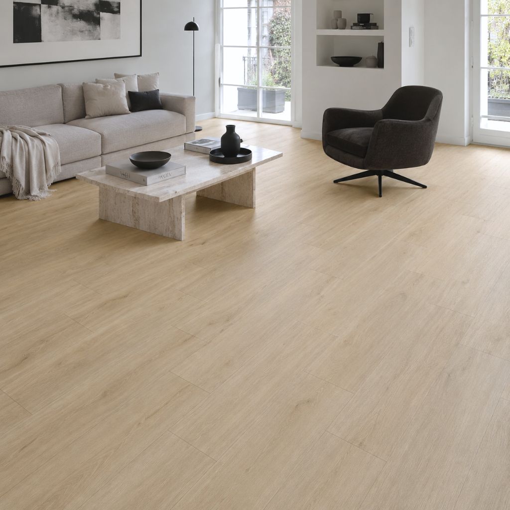 Klebevinyl Holzoptik Eiche Normeo hell Landhausdiele im Wohnzimmer von Floor4all