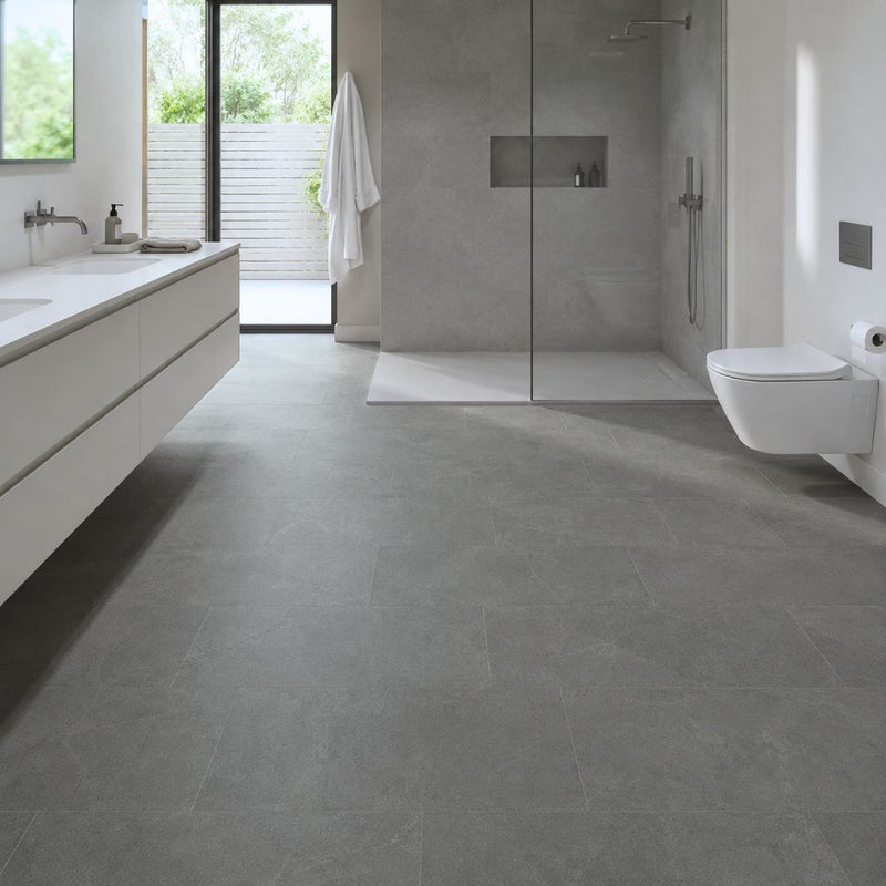 Klebevinyl Betonoptik Zementgrau Brick Design im Bad von Floor4all
