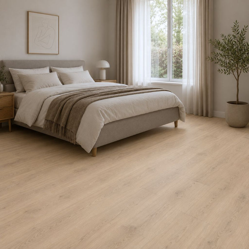 Ruhiges Schlafzimmer mit Biscotti-Eiche-Laminat, hellen Möbeln und warmer Naturholzausstattung – von Floor4all