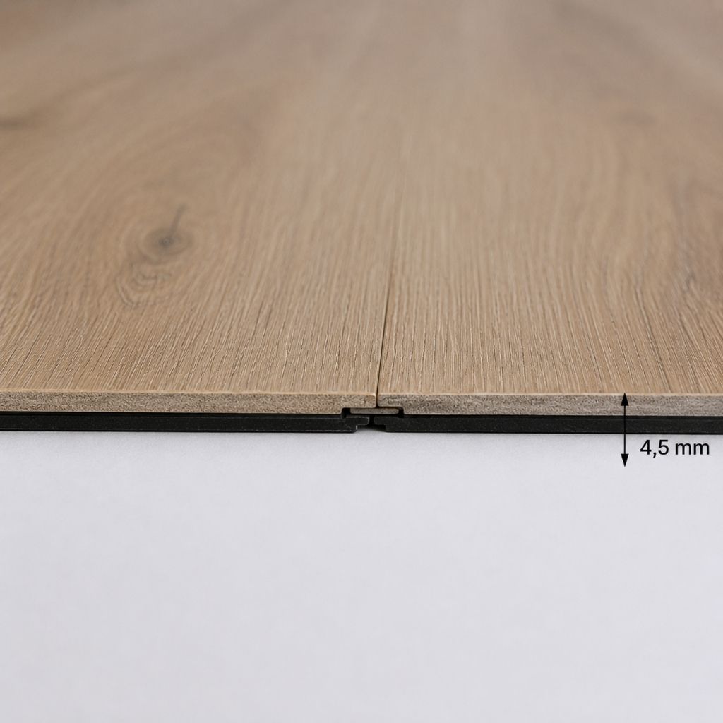 Detailansicht der Dieledicke (4,5 mm) mit Click-System – zeigt robusten Aufbau des Vinylbodens