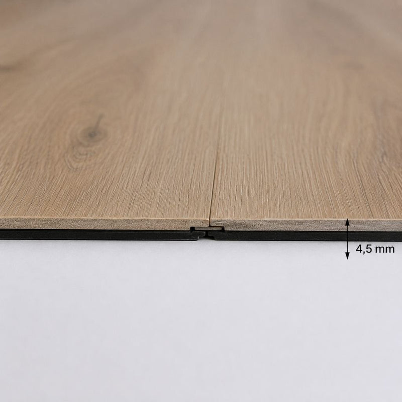 Detailansicht der Dieledicke (4,5 mm) mit Click-System – zeigt robusten Aufbau des Vinylbodens