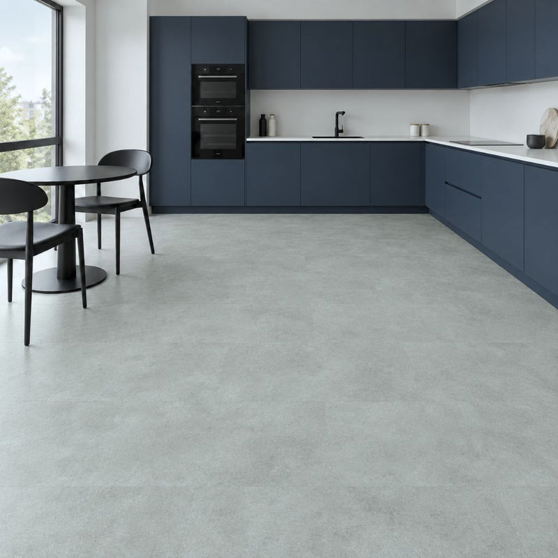 Moderne Küche mit nachtblauen Fronten und hellgrauem Klick Vinyl Alicea in Betonoptik von Floor4all