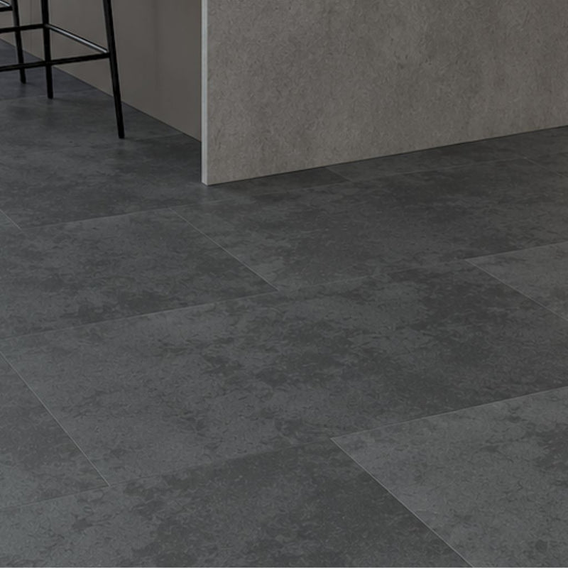Detailansicht verlegter Klick Vinyl Fliesen Crea dark grey in dunkler Betonoptik an Kücheninsel von Floor4all