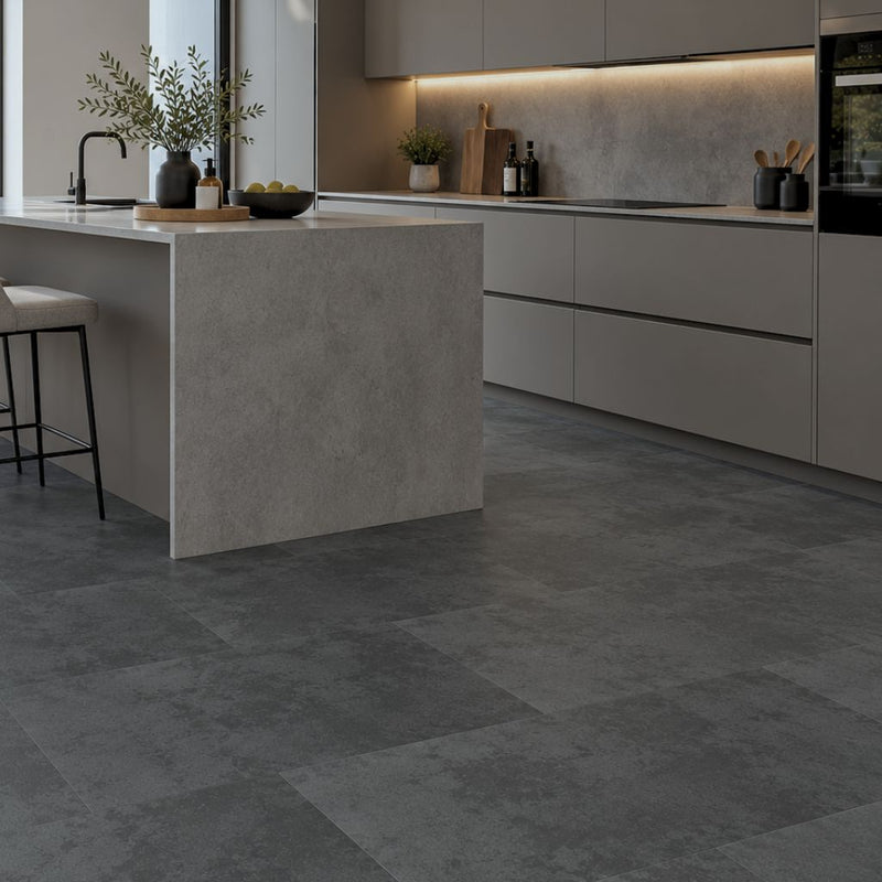 Moderne Küche mit Klick Vinyl Fliese Betonoptik Crea dark grey in dunklem Anthrazit von Floor4all
