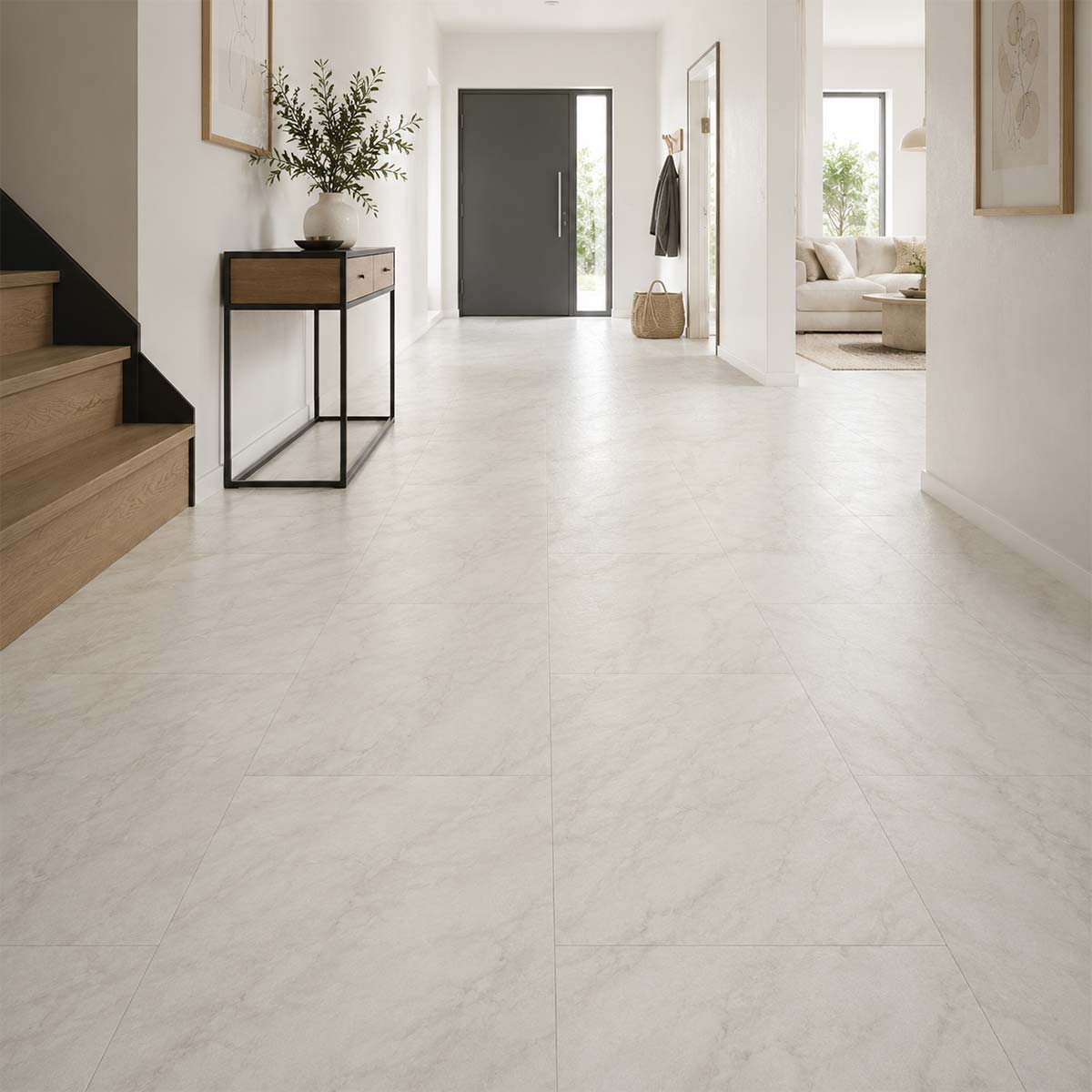 Klick Vinyl Carrara Marmor Weiß im hellen Flur mit dezenter Marmorstruktur