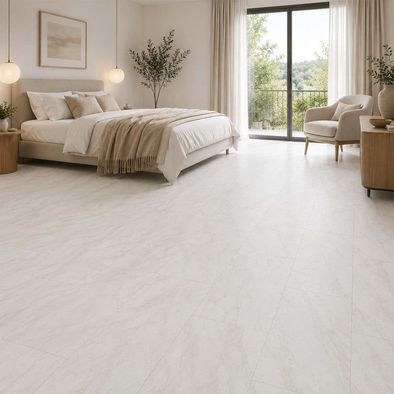 Klick Vinyl Carrara Marmor Weiß im Schlafzimmer mit heller Steinoptik
