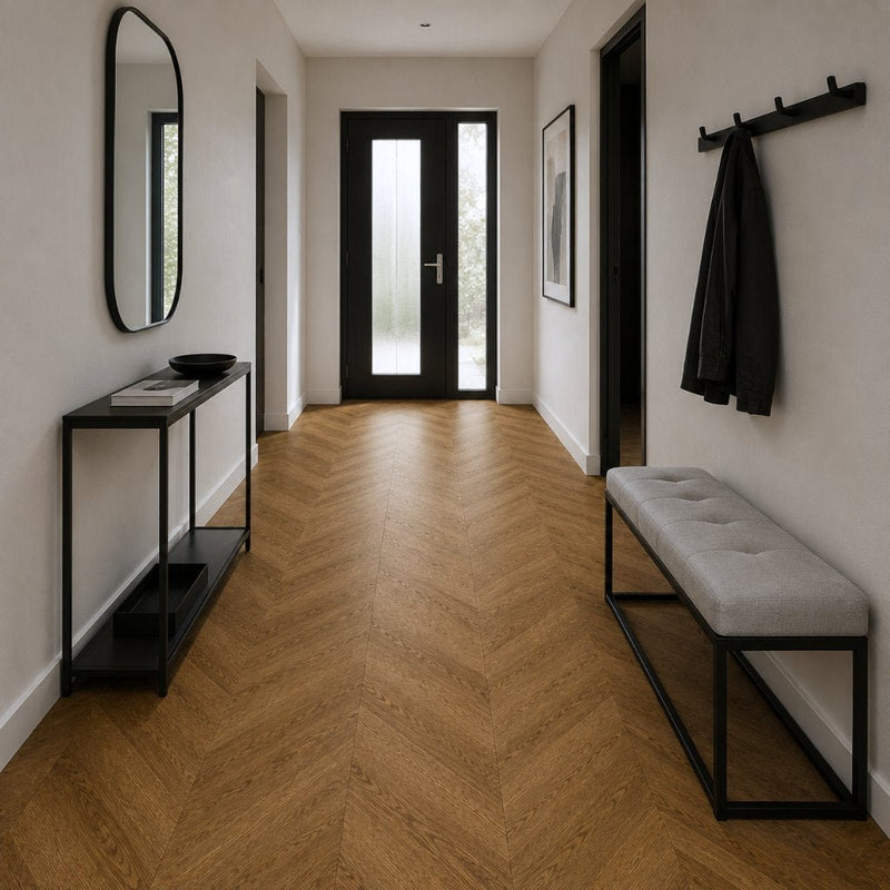 Eleganter Flur mit dunklem Chevron Vinylboden – modernes Herringbone-Muster in warmer Eichenoptik