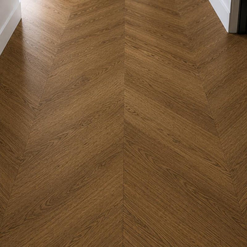 Detailansicht des Chevron-Verlegemusters in dunkler Eiche – charakteristisches V-förmiges Herringbone-Design